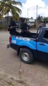 Policía filma a opositor que los increpa  