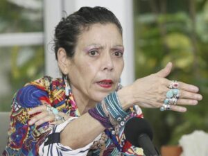 reacción inconsistente de lo existente